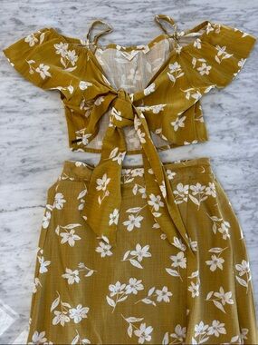 Billabong Mustard Floral Tie-Front Crop Top & High Slit Skirt. S Top, M Skirt.